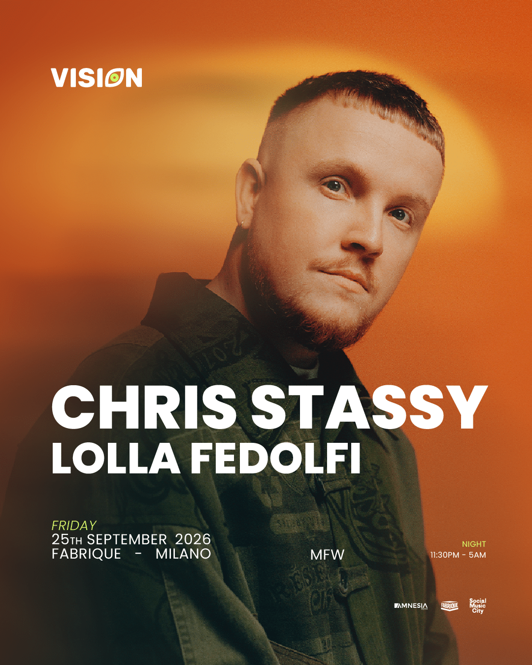 Un uomo con una giacca verde posa su uno sfondo arancione per promuovere un evento musicale a Milano, in Italia, con la partecipazione di Chris Stussy Milano. Amnesia Milano